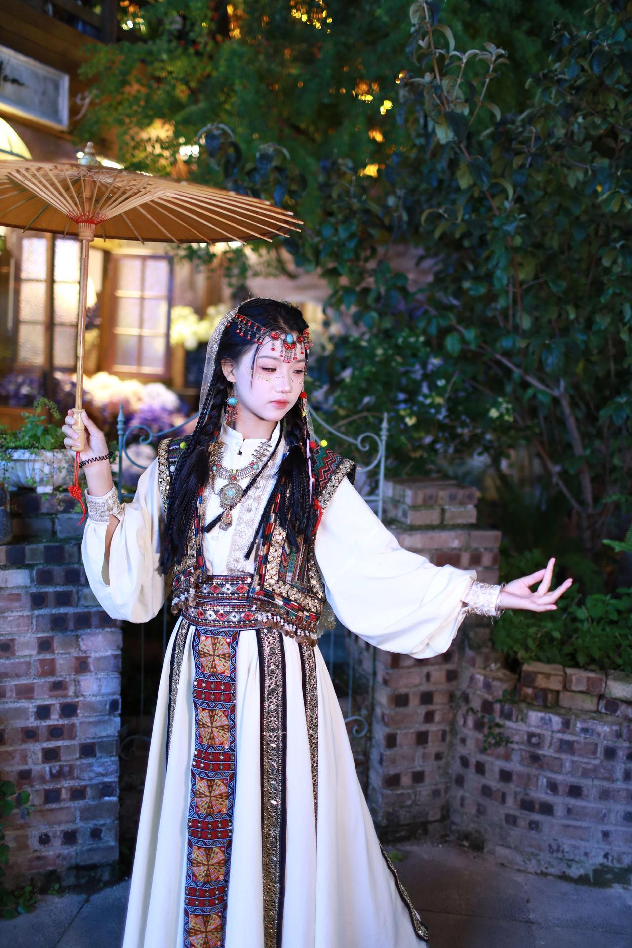 预约古镇，冬季无风。随拍几张～～原创古风计划 传统服饰 女生拍照姿势 少数民族风