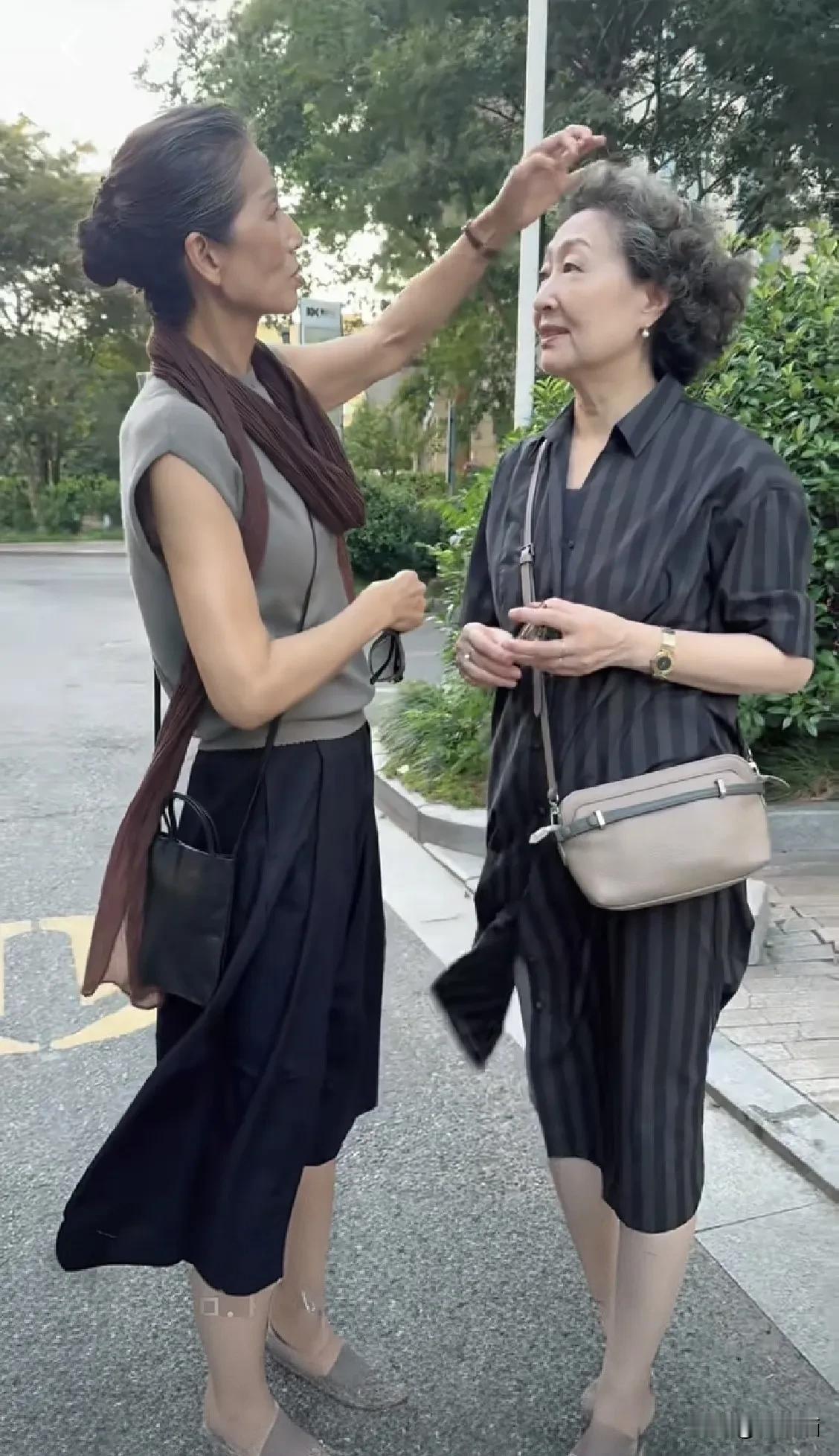 早秋的衣服怎么穿？昼夜温差大了起来，中午太阳直射，晚上凉风习习。

稍微厚点的裙