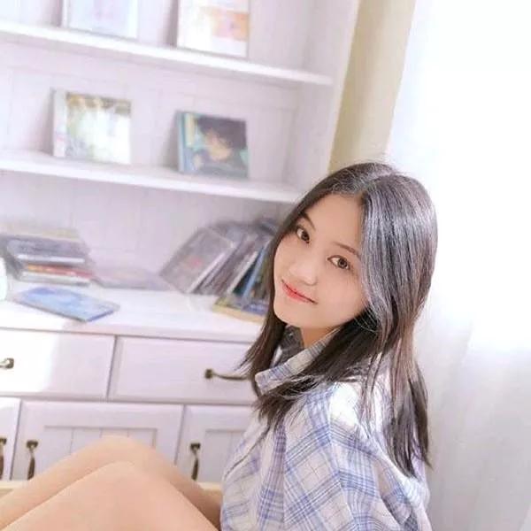 阳光明媚的午后，坐在书香四溢的书房里，静享阅读的美好时光。书店的休闲时光 窗边阅