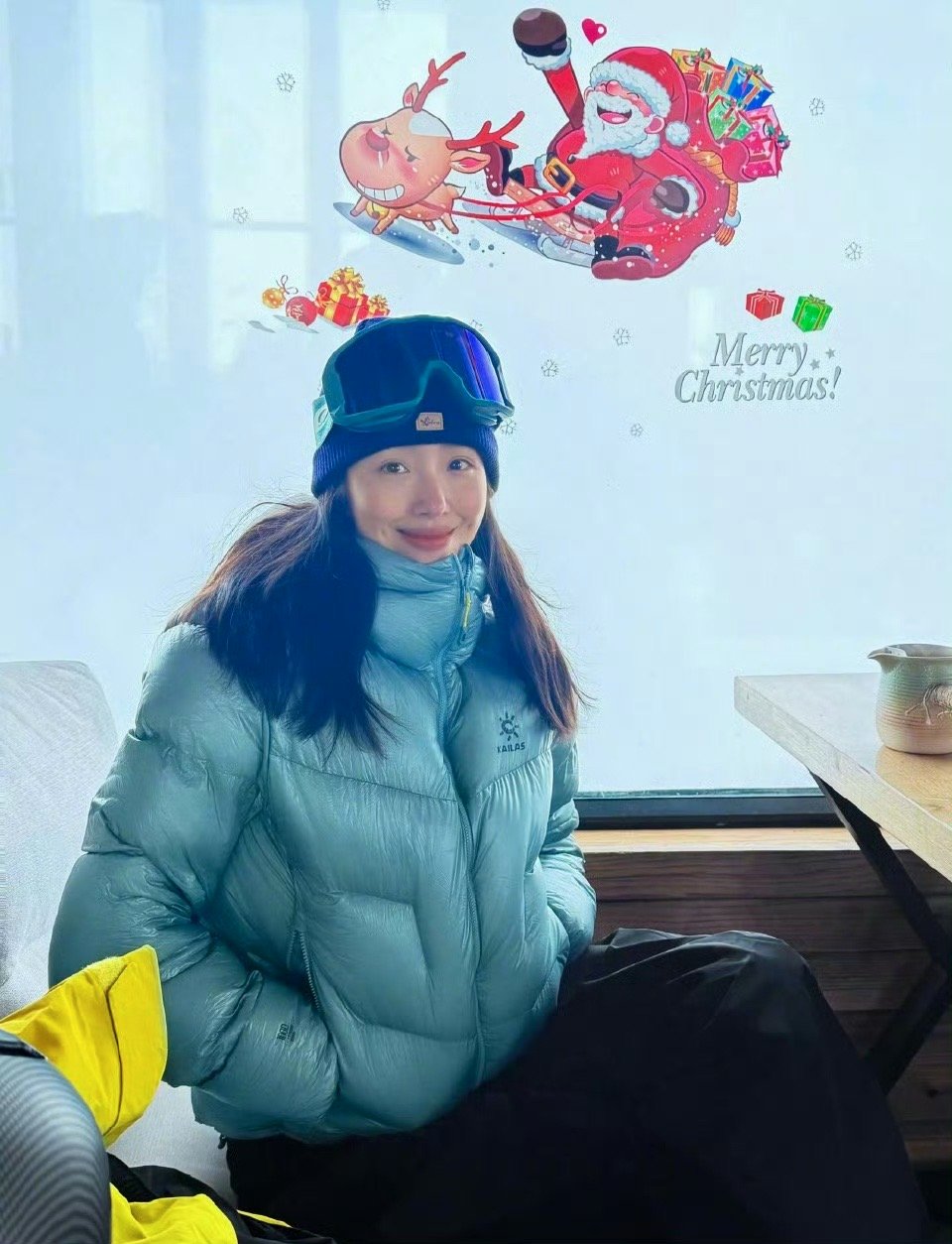 杨采钰与老公滑雪 甜晕！官宣当妈后杨采钰晒雪场日常，被老公公主抱甜度超标～