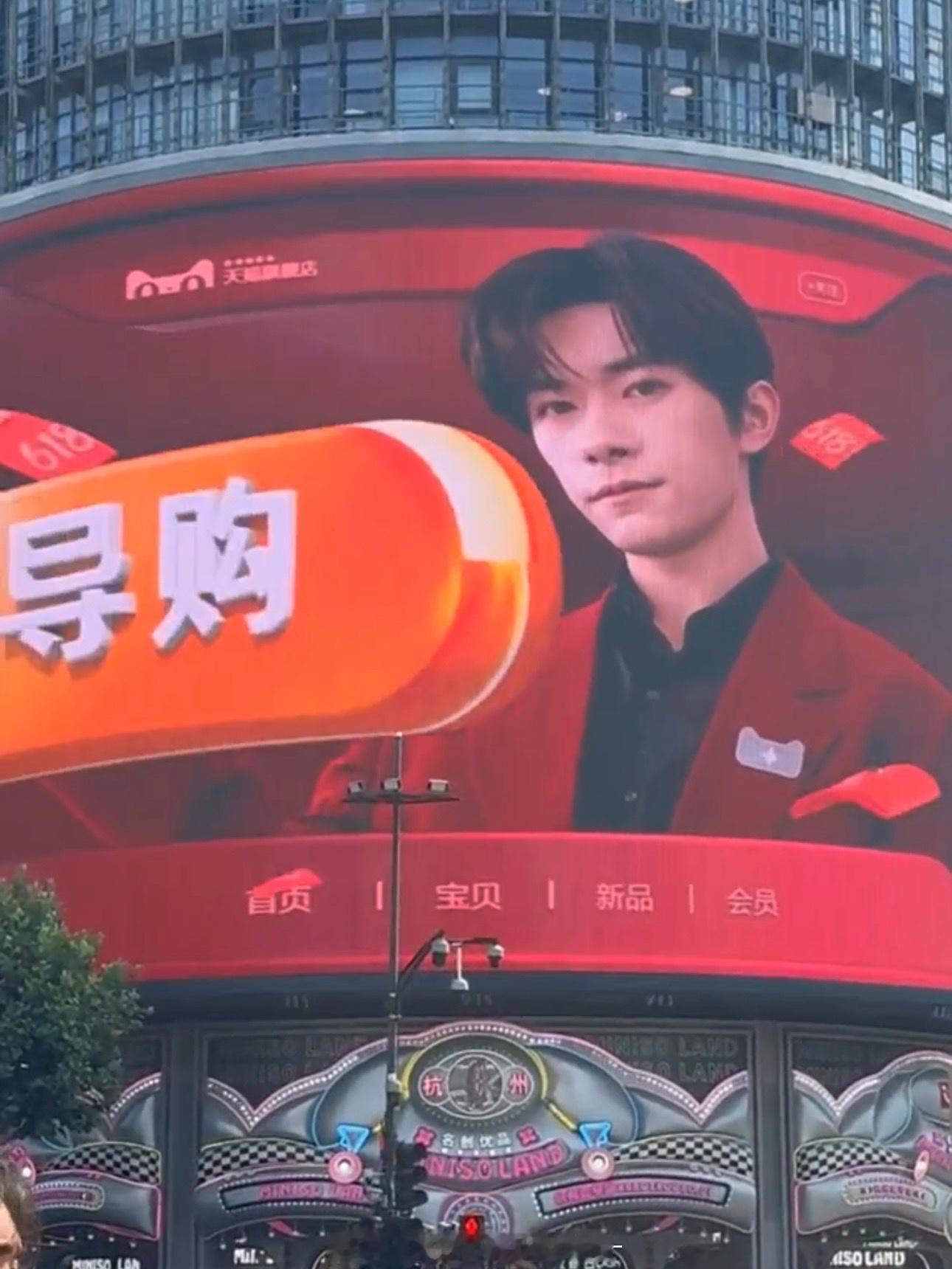 在杭州偶遇易烊千玺西湖天幕的易烊千玺大屏太震撼，杭州地铁公交处处见“玺”，这宠粉