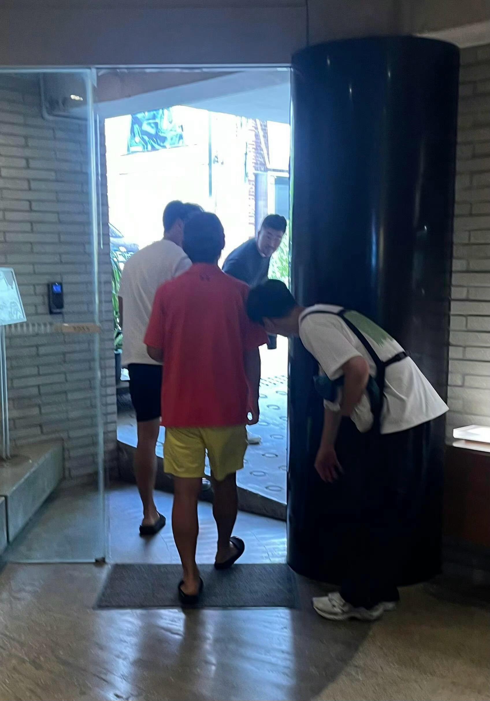 #玄彬穿白T短裤拖鞋理发##韩国美容室偶遇玄彬#网友在韩国美容室偶遇玄彬，他穿着