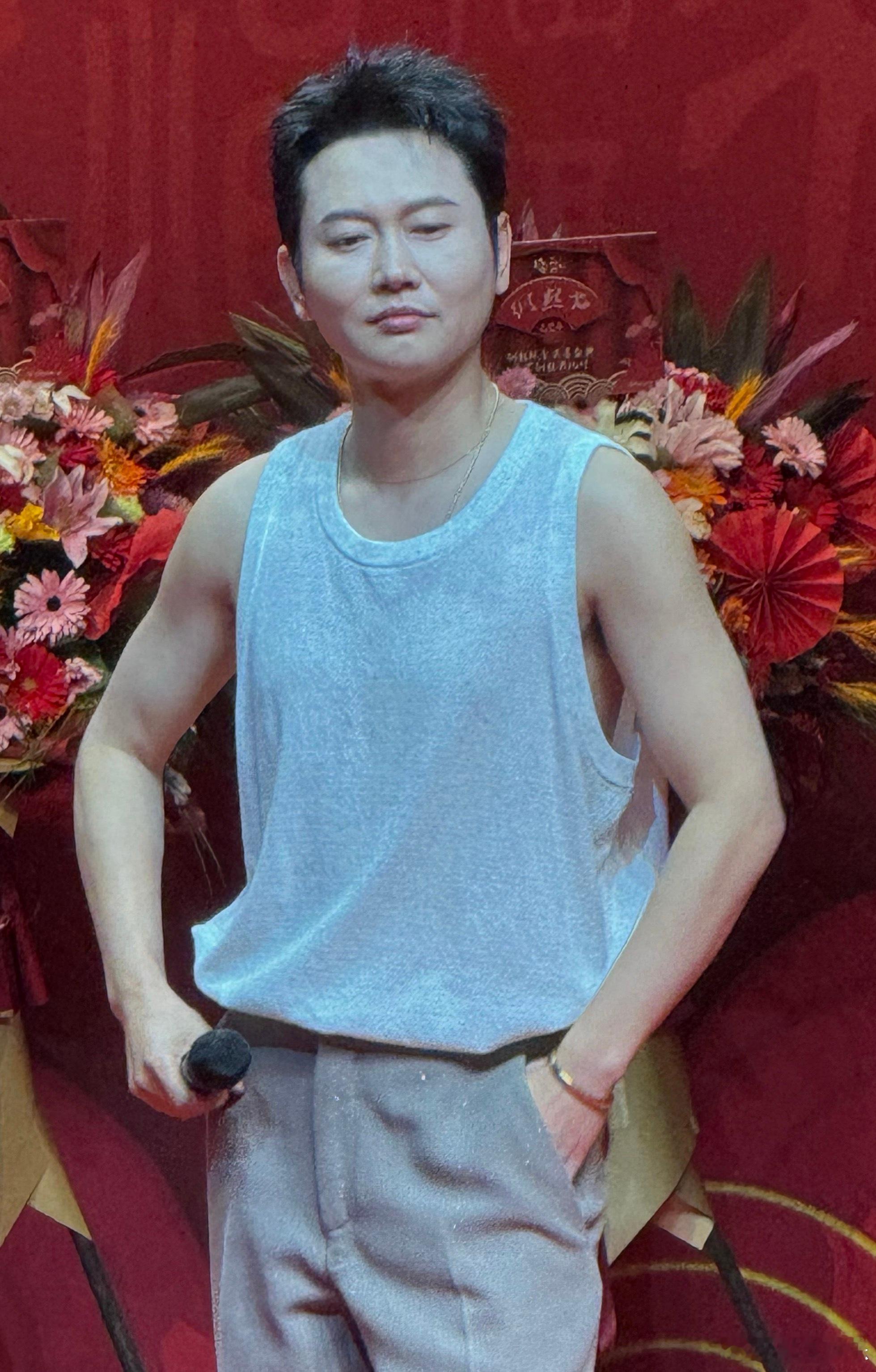 孟鹤堂纲丝节无袖 在“纲丝节”小曲小调专场，孟鹤堂不仅带来孟鹤堂新歌抽象歌手首唱