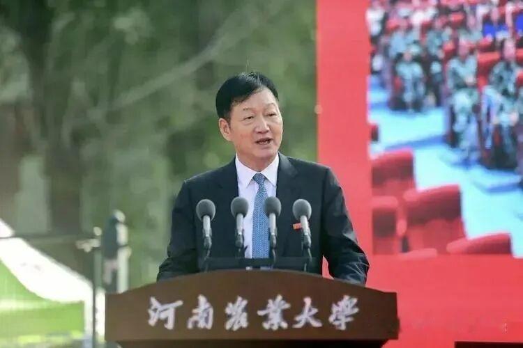 6月，“养猪大王”秦英林卸任牧原集团董事长兼CEO职务。
令人意外的是，网友们不