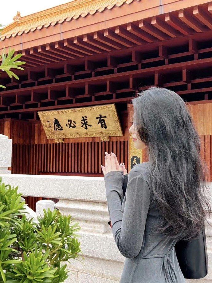 “   不用什么都有意义    生活中的许多瞬间    都是细碎的美好  ” 