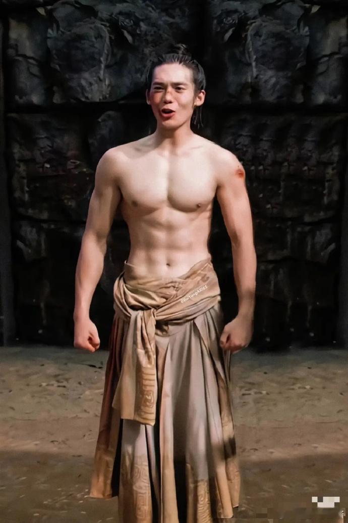 于适这长相身材，谁不喜欢啊！笑起来甜甜奶狗，哭起来楚楚动人，脱了衣服满身肌肉的硬