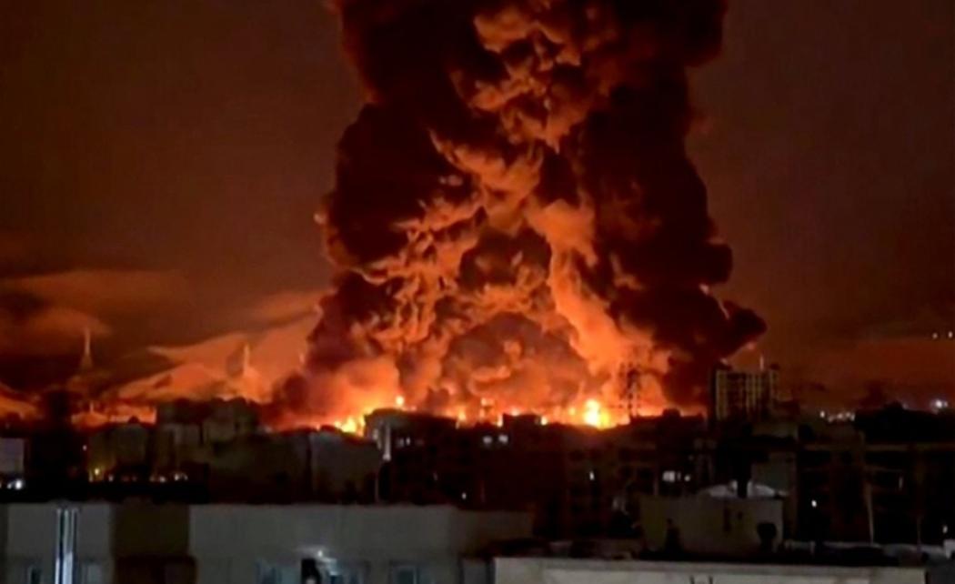 五枚导弹划破长空，四枚被生生拍落，剩下一枚却像长了眼一样，死死钉在了拉斯拉凡工业