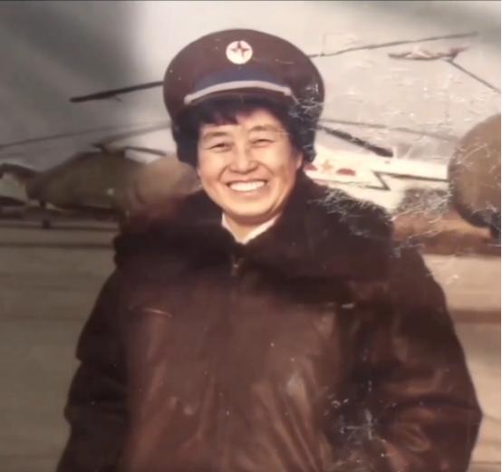1964年，女飞行员被派往西北执行秘密任务，谁料，刚下飞机，就被拉到照相机前。她