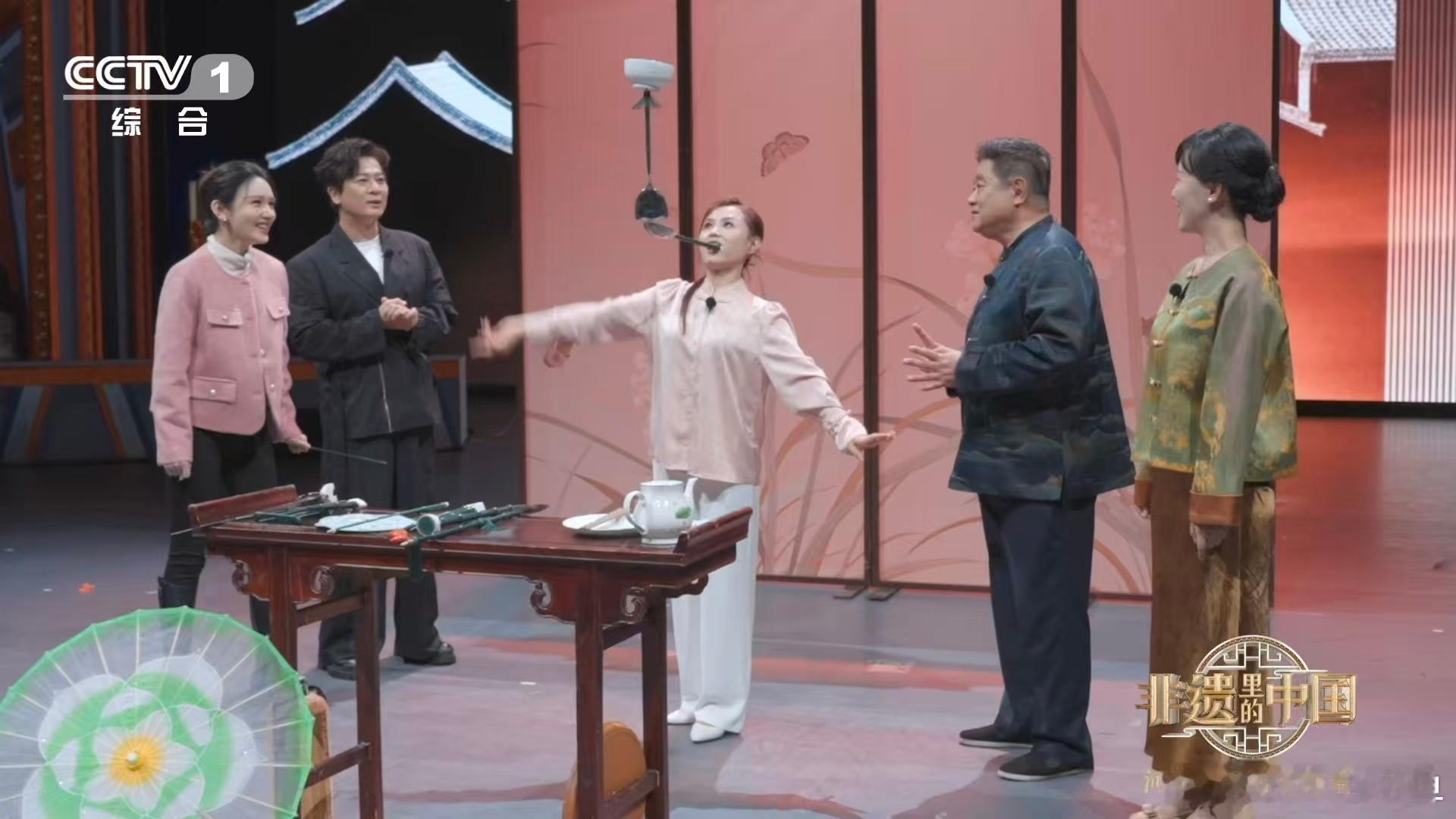 中国杂技看呆了 刷到中国杂技直接看傻！高难度动作行云流水，看完满脑子“这怎么做到