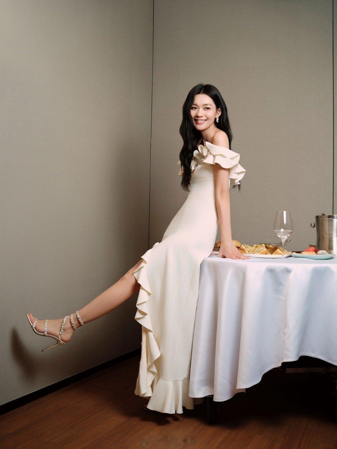 段奥娟这玉足，也算是秀出来了