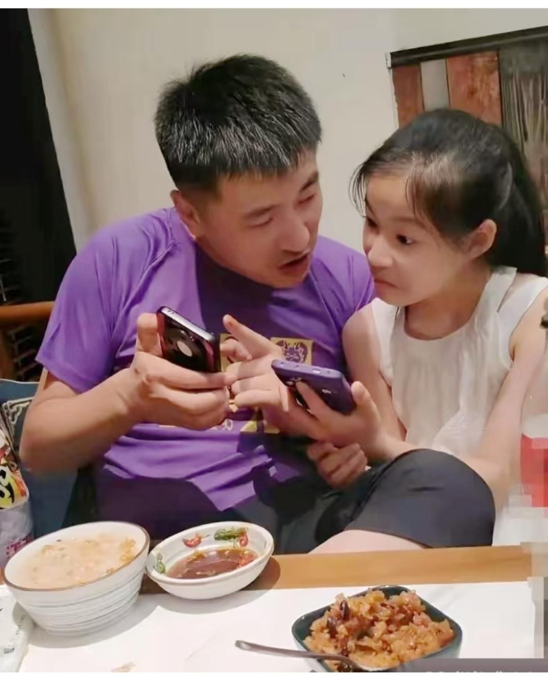 看女儿的眼神，真的是满眼宠溺。好心痛。。。。