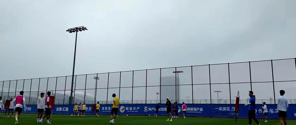 太狠了，大连英博雨天继续训练~

6月28日大连英博从上海返回了大连，或许是因为