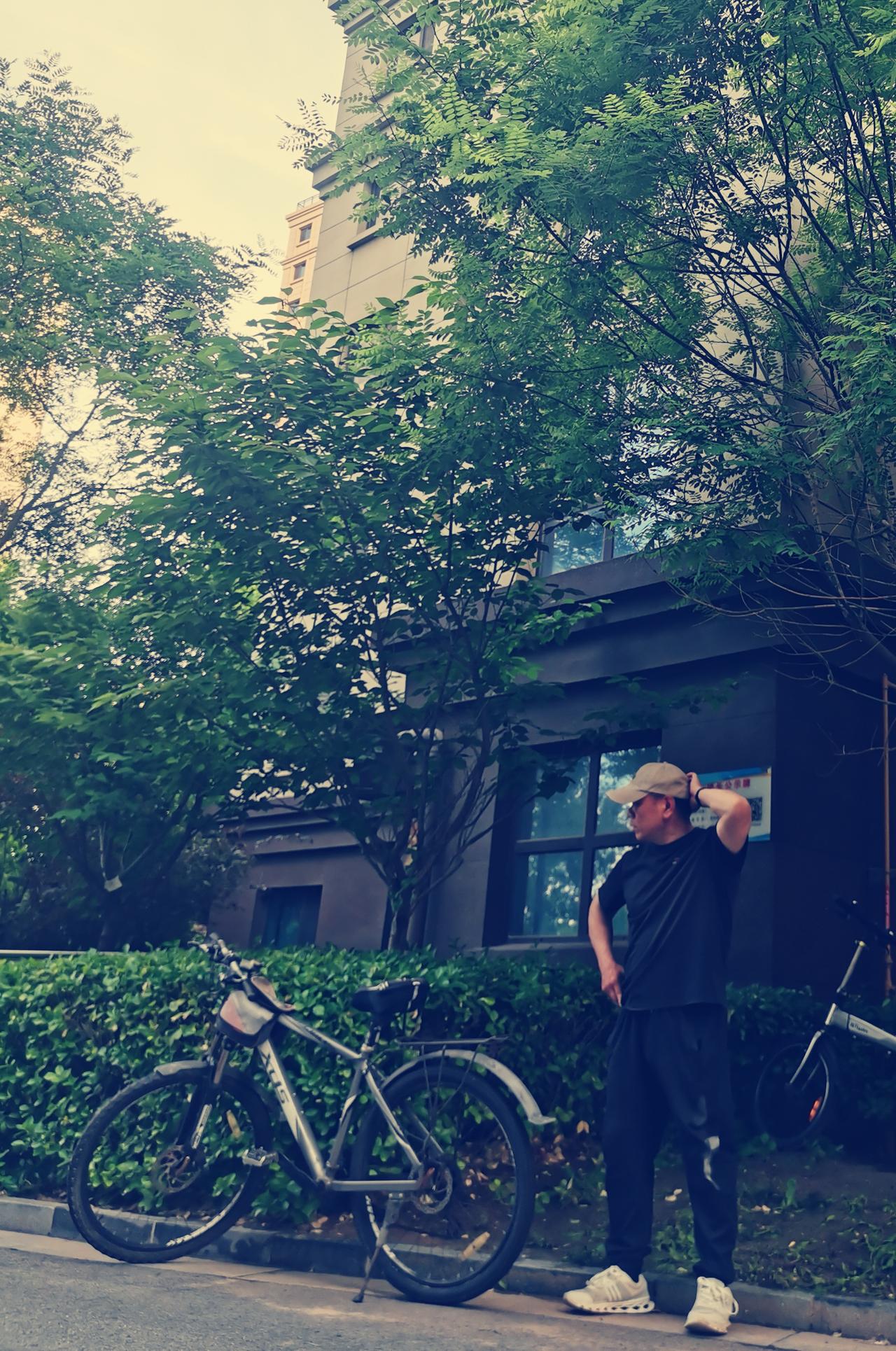 亲人们会问我：你不想想，你老了怎么办？

  老了就老了呗，我和大家一样老，只要