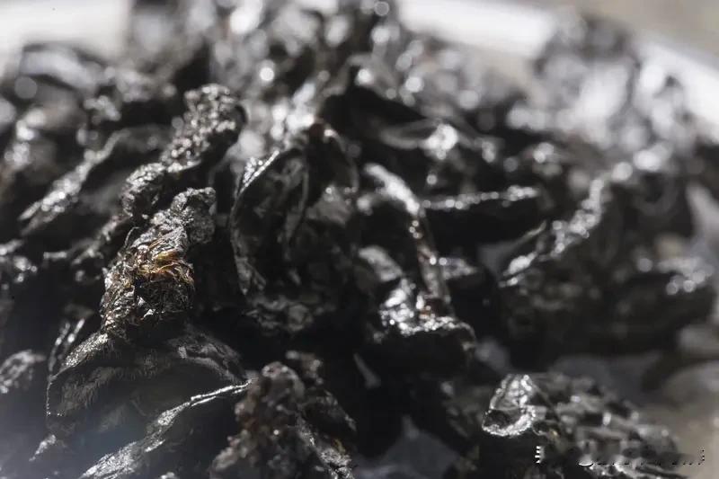 蒸过的熟地和黄精怎么分辨 蒸过的熟地和黄精，确实不太好区分，但掌握几个小窍门就成