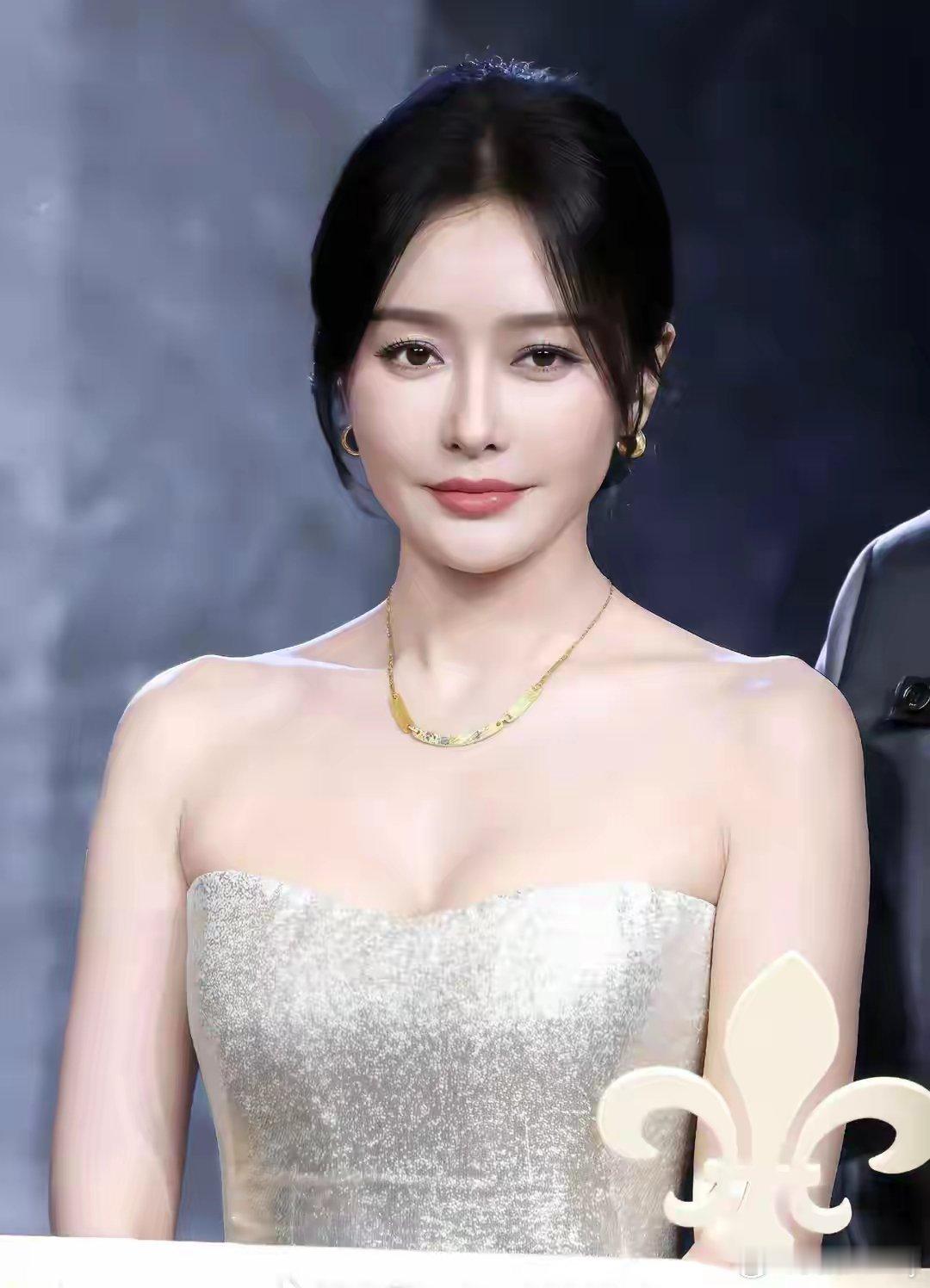 秦岚 金子涵感觉岚姐无辜躺枪呢 大部分以明星为噱头的生意 明星基本都不参与经营 