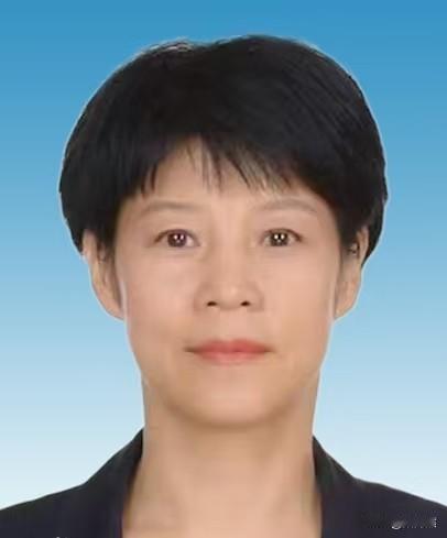 这是赵金云，年轻时的她虽然算不上美女，但是她有一种干练聪慧的气质。

五号头乌黑