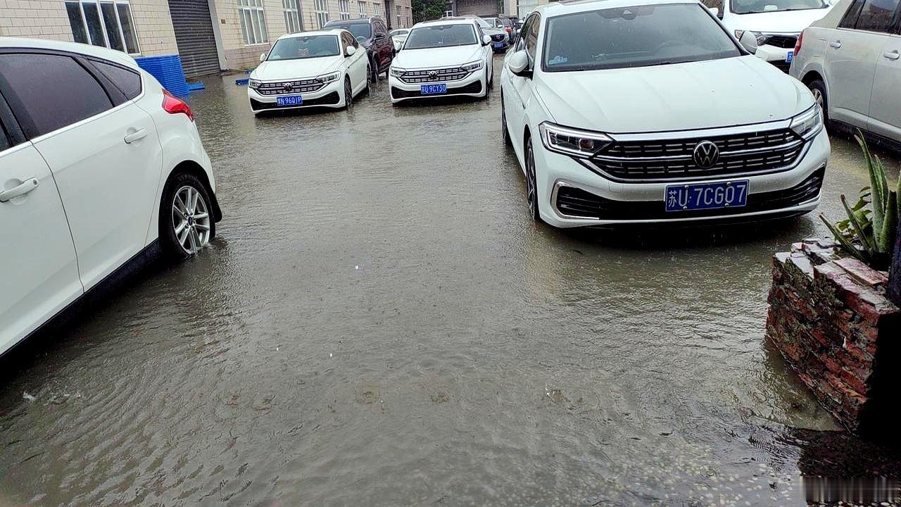 暴雨天连外卖小哥都不接单了，公司群里却连个放假的影儿都没有，这破班真的非上不可吗