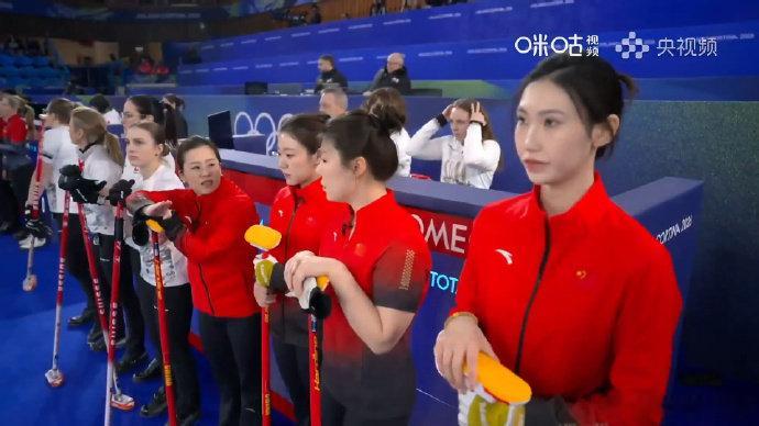 中国冰壶女队5比7瑞士  米兰冬奥会冰壶女子循环赛，中国队王芮、韩雨、董子齐、姜