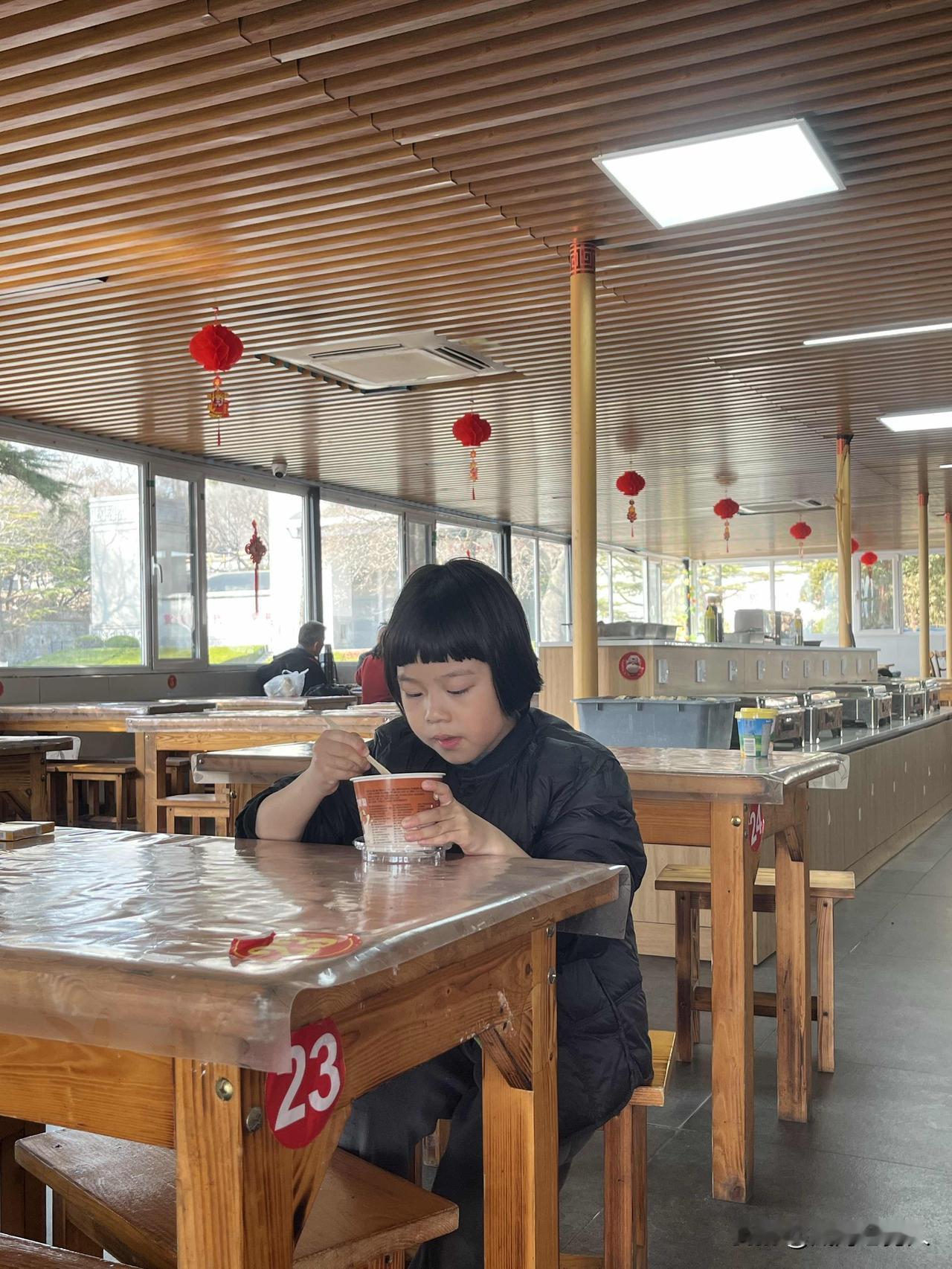 爸爸：女儿，你的视频播放量不错，很多叔叔阿姨夸赞你呢

女儿：给了几块钱

爸爸