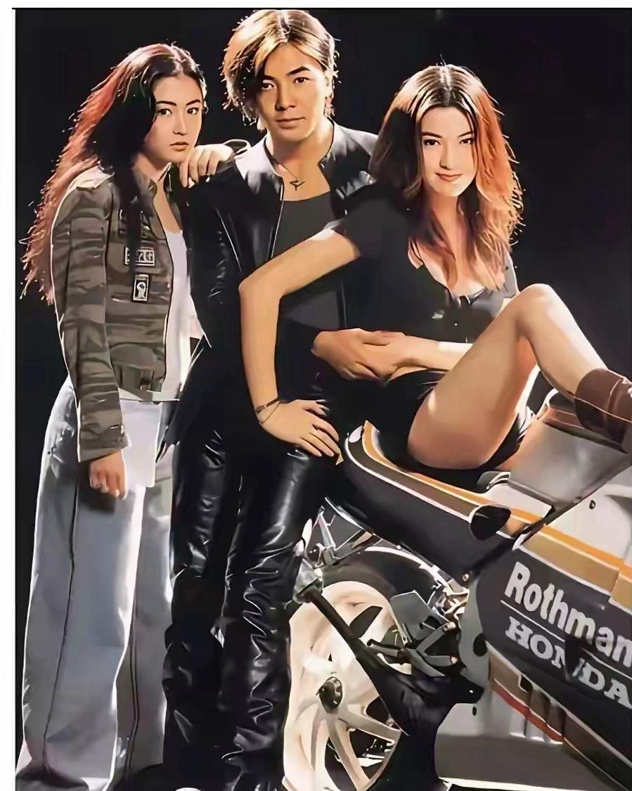 这是郑天王最帅的巅峰时刻吧，当时四大天王在颜值方面也是靠边站的。
实力确实强大，