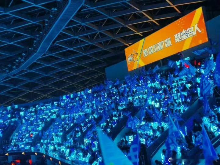 王俊凯蓝海感觉整个场馆都变成蓝色了 ​​​