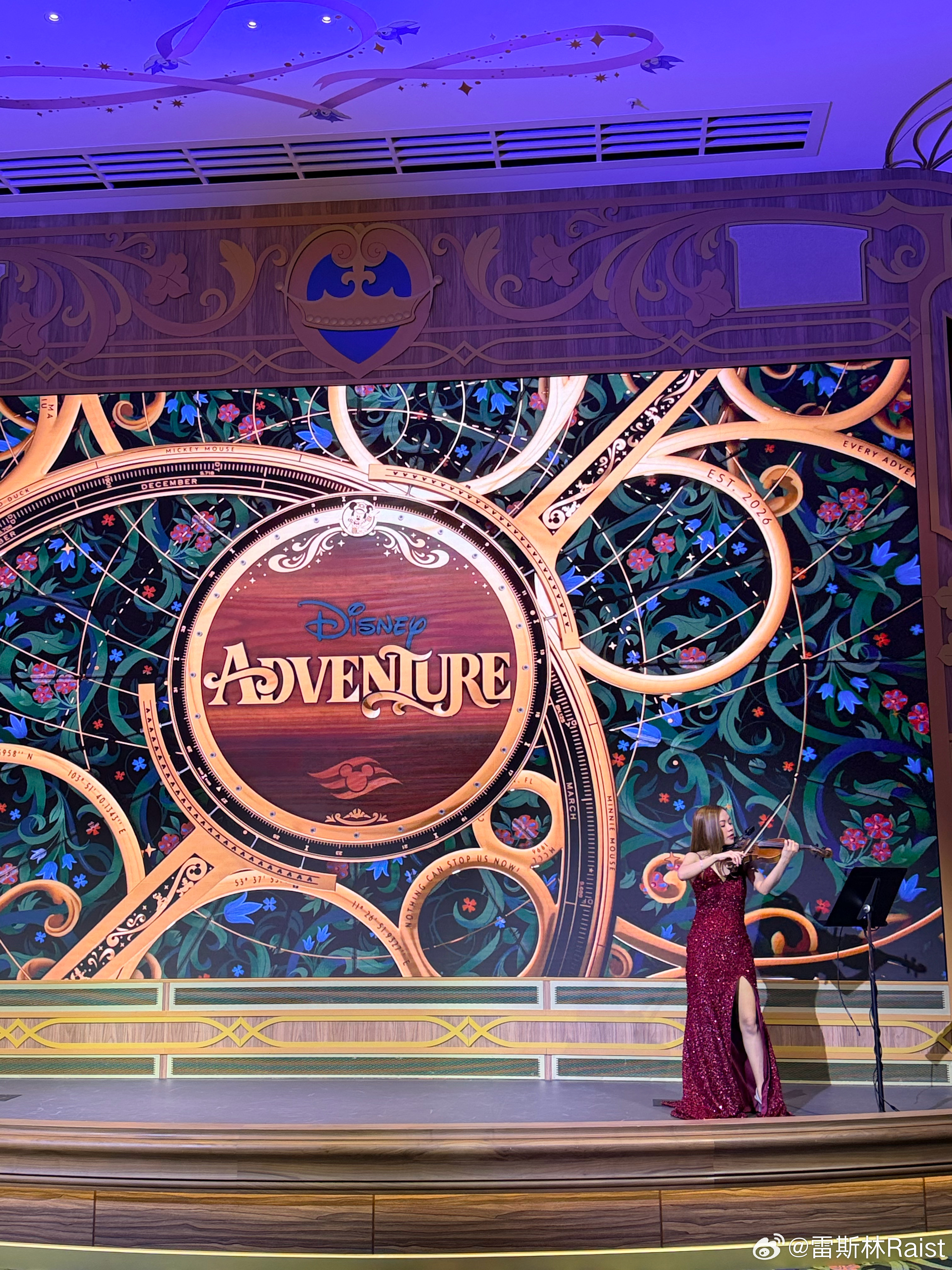 来参加迪士尼探险号游轮新加坡首航仪式。船非常大，满满迪士尼元素，然后今天的惊喜是