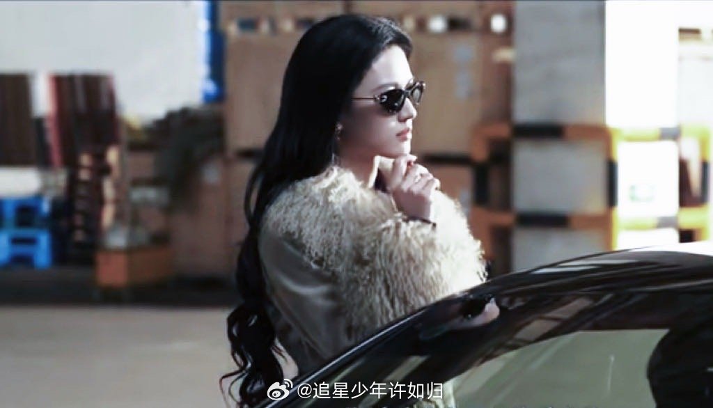 沈羽洁这几步走出豪门感觉了 她走路的时候，视线会自然地平视前方，不急不躁。那种从