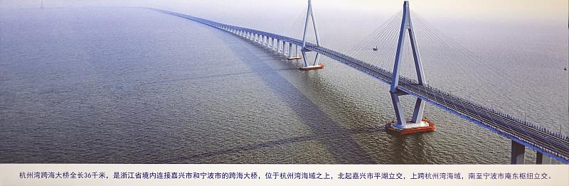 去年自驾走贵州高速，经过坝陵河大桥的时候直接看傻了。
桥身跨在峡谷上空370米，