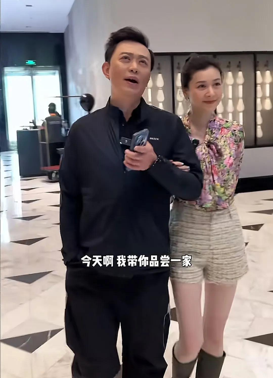 原来他们是真夫妻！差12岁却像同龄人
男的是不少人心目中的童年男神，年轻时长得气
