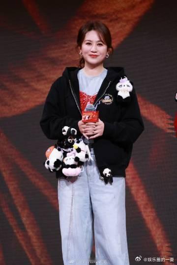 不愧是马丽送祝福都这么有梗 马丽送祝福也太会玩了，部落族长和Mary的梗玩得超溜