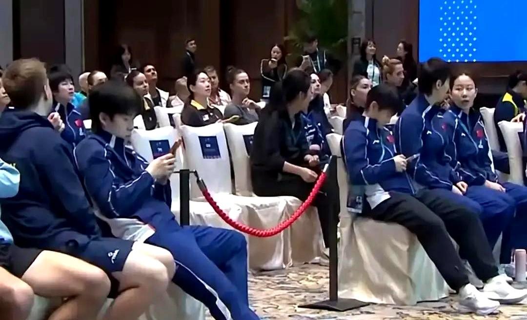 还得是孙颖莎王楚钦，把抽签仪式搞成了老友刷剧现场！

澳门世界杯抽签，全球直播呢