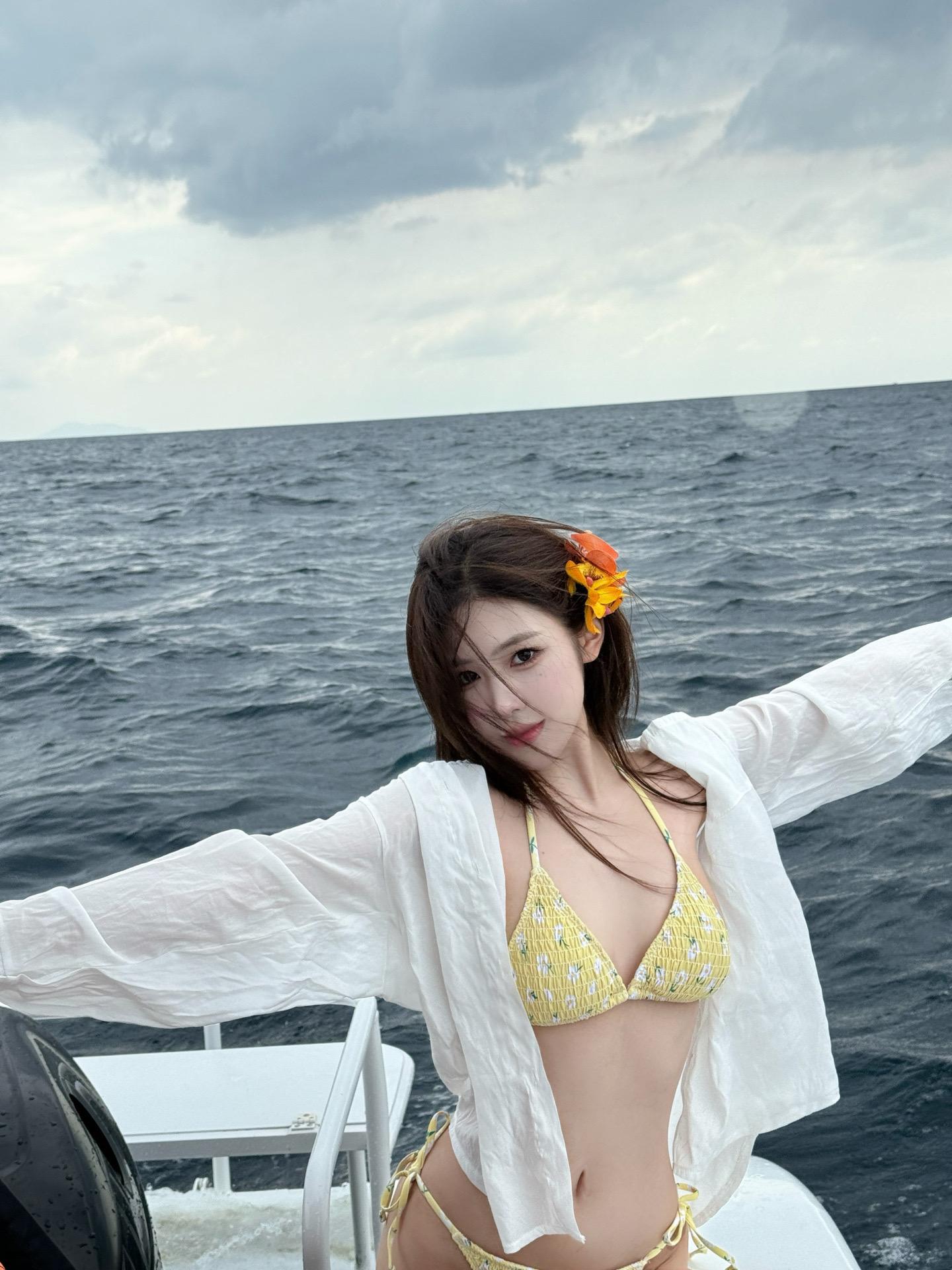 我都美成这样了还不回我消息，装呢？