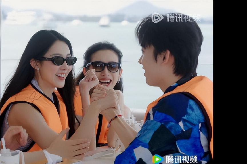 鹤文今天很开心呀，和玥儿掰手腕了
你是不是光看玥儿了，要不是别人提醒
都不知道喝