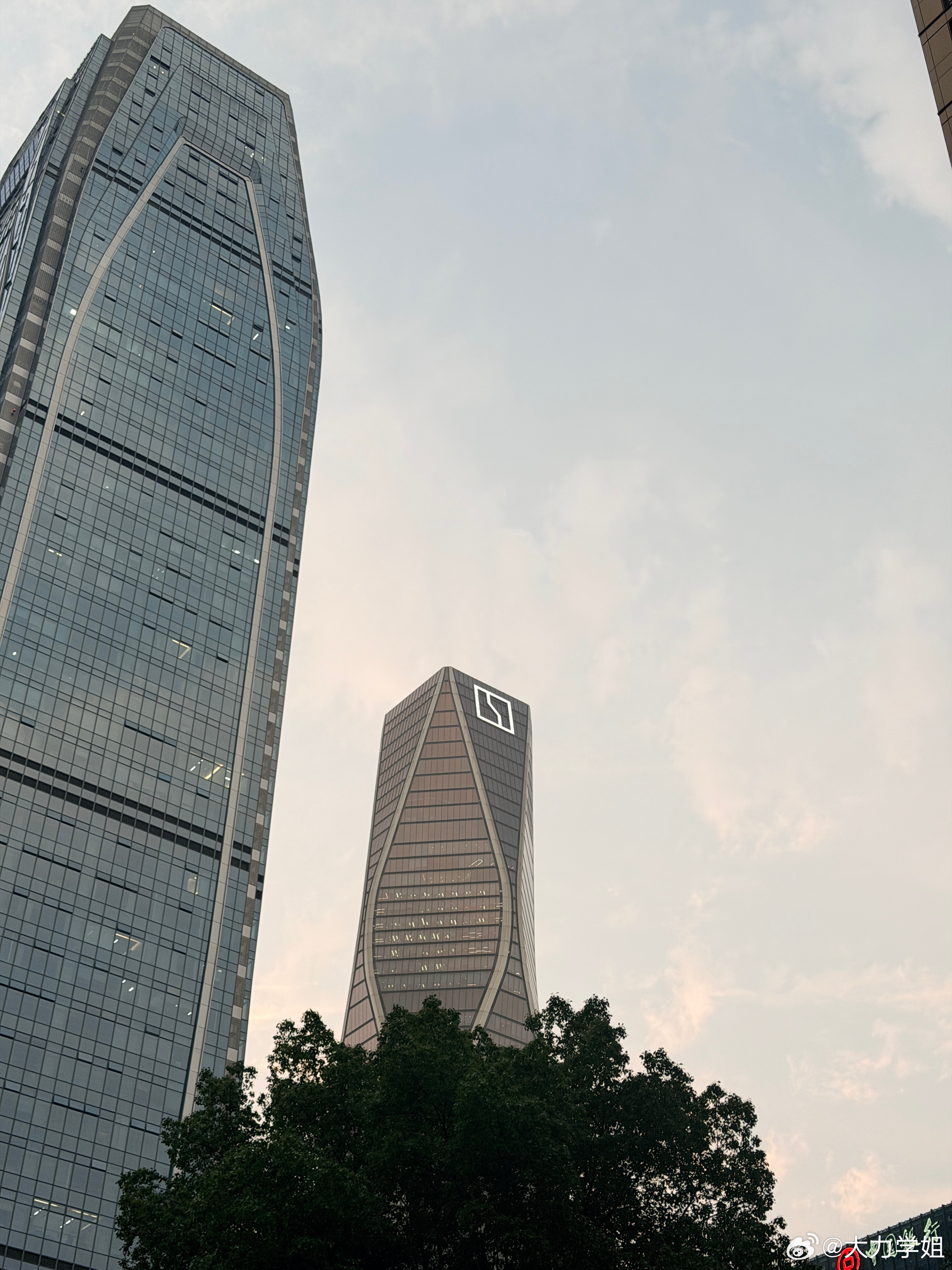 躲过了深圳的暴雨来杭州学习几天~刚入住抬头就看到了极氪大楼看样子这里应该是核心C