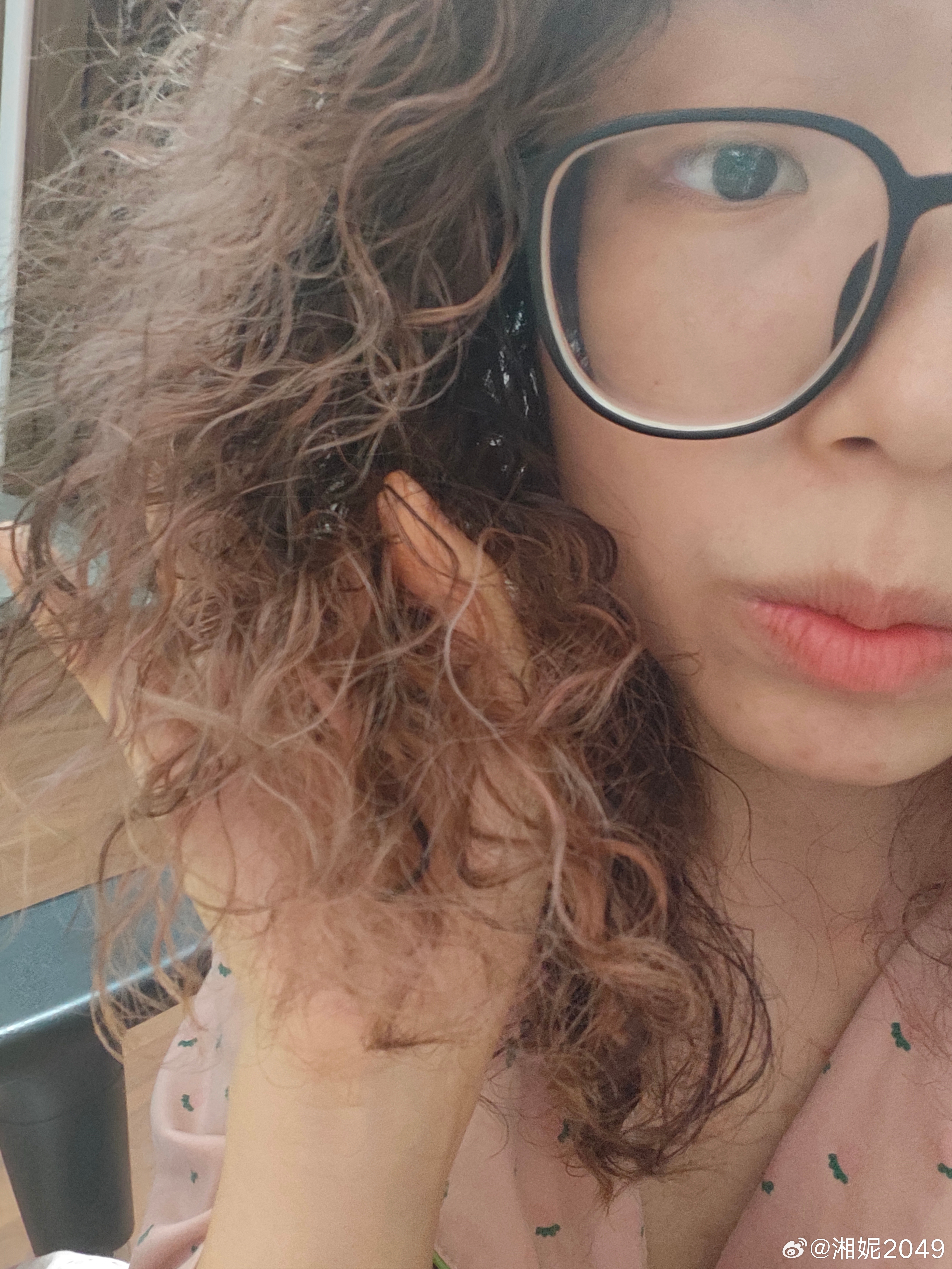 上回那店确实不行，估计用的是很劣质的染发膏，红色现在就已经完全掉成黄色了图2是我