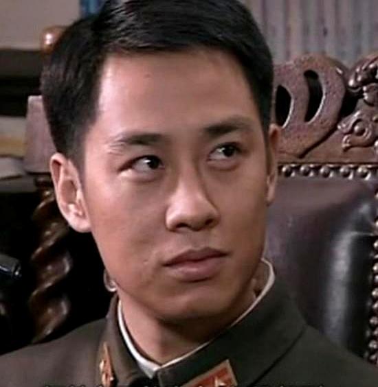 《潜伏》里最让人憋屈的一幕，就是李涯忙活半天，终于抓到余则成的尾巴。
 

他费