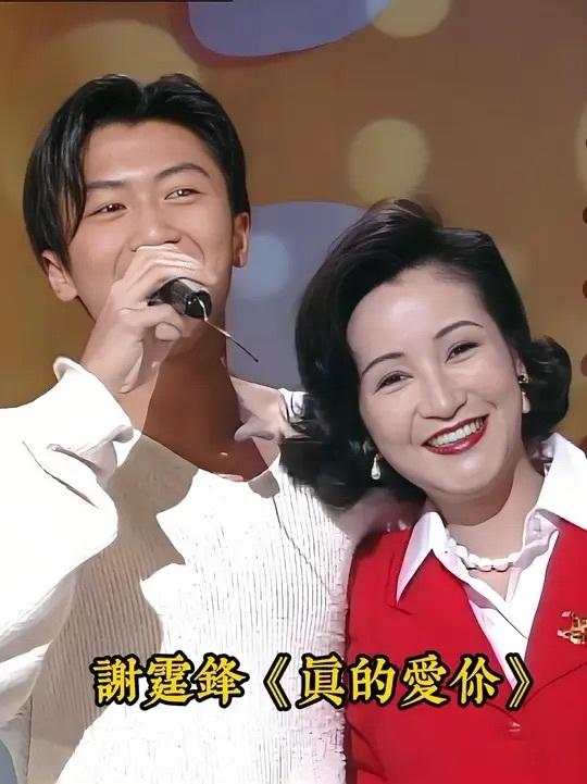 Tony剪刀咔嚓两下，突然把平板怼我镜子前，说哥你看，谢霆锋跟他妈狄波拉，长得跟
