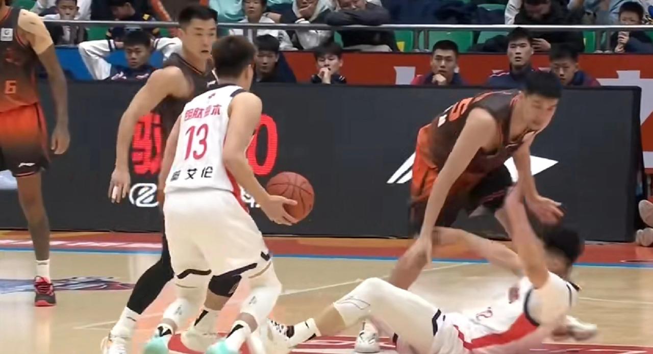 艾昕❤失灵！CBA山东击败广州，郭艾伦6分+2助+4误，在场上的作用为负，甚至和