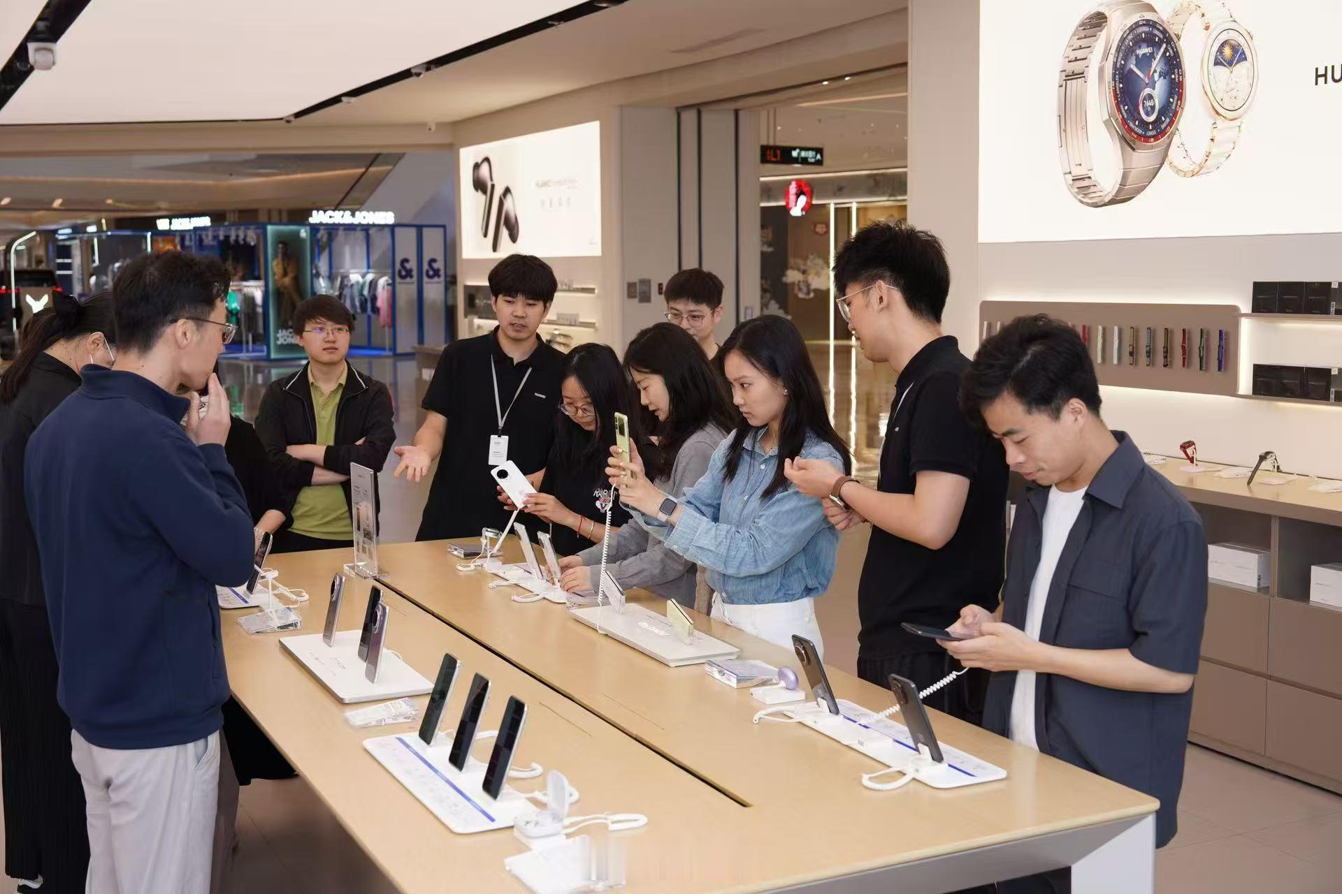 华为nova14鸿蒙红包nova 14 Ultra及Pro今天发售，线下店里看手