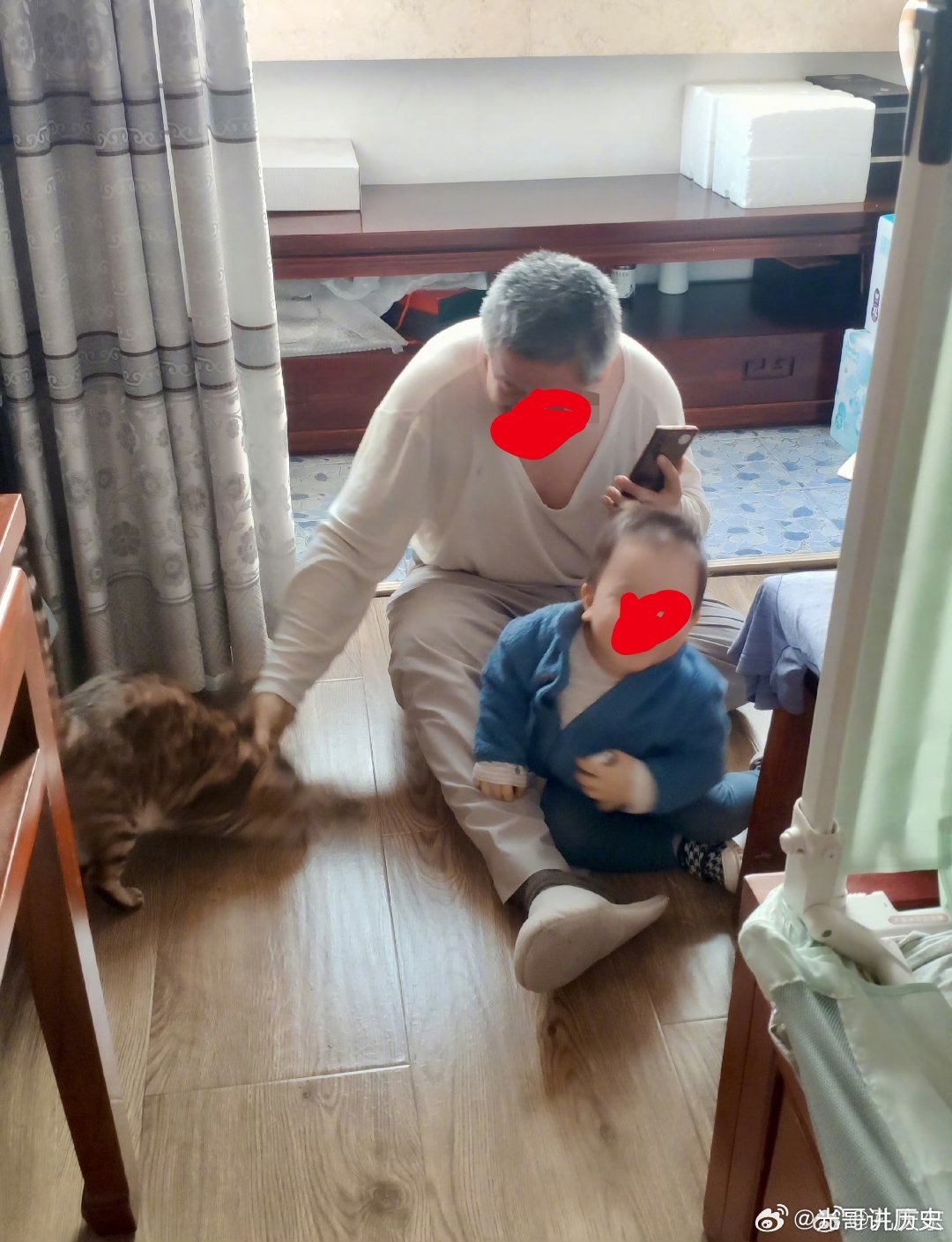 原来孔喇·庆东自己也有孩子。他为什么辱骂我们汉族的小孩子?他自己的孩子是孩子，我