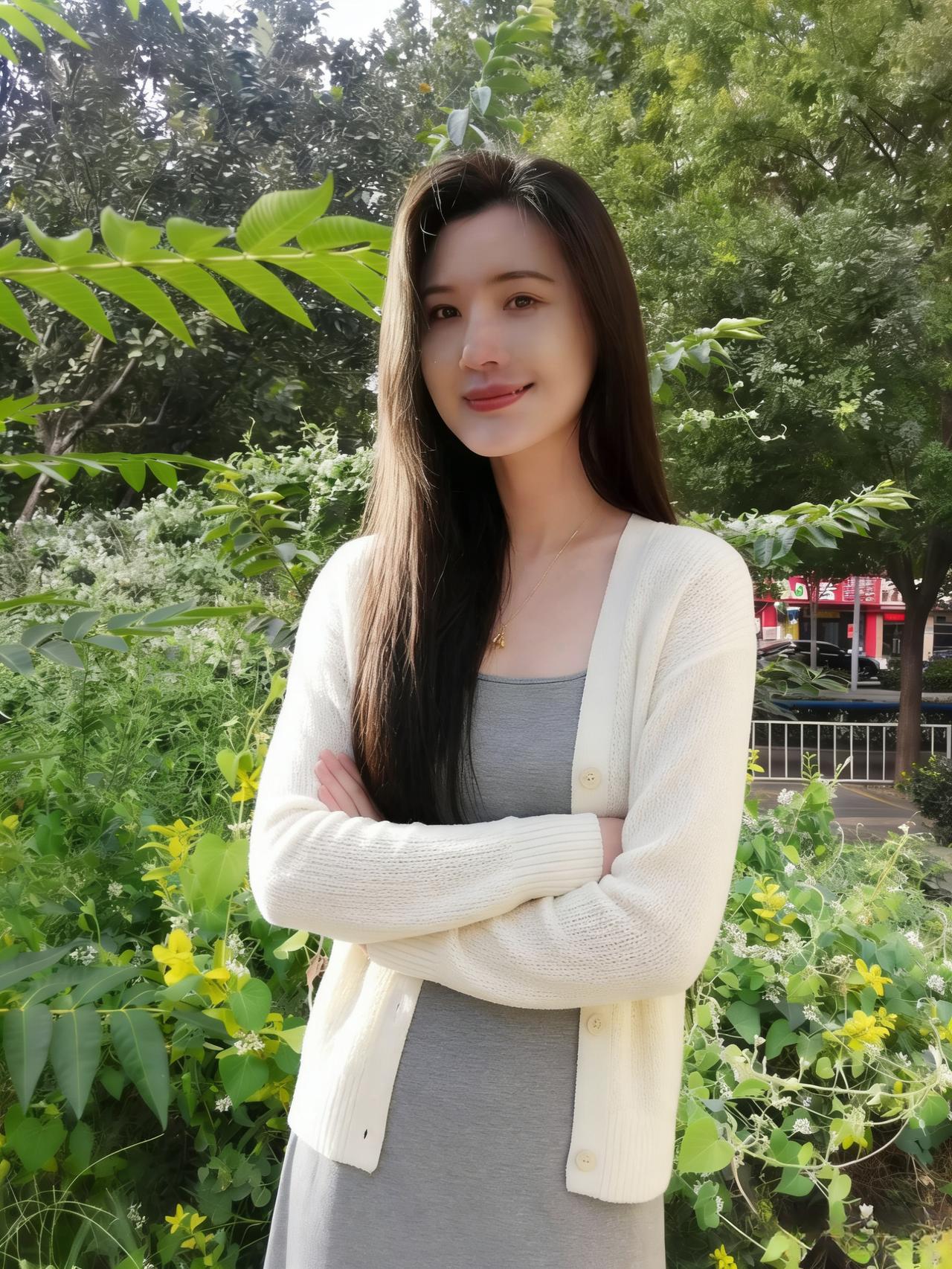 你抱臂立于绿的海洋
白衫是浪尖的舟
裙角沾着星子的碎光
藤蔓伸手，想牵住
你袖口