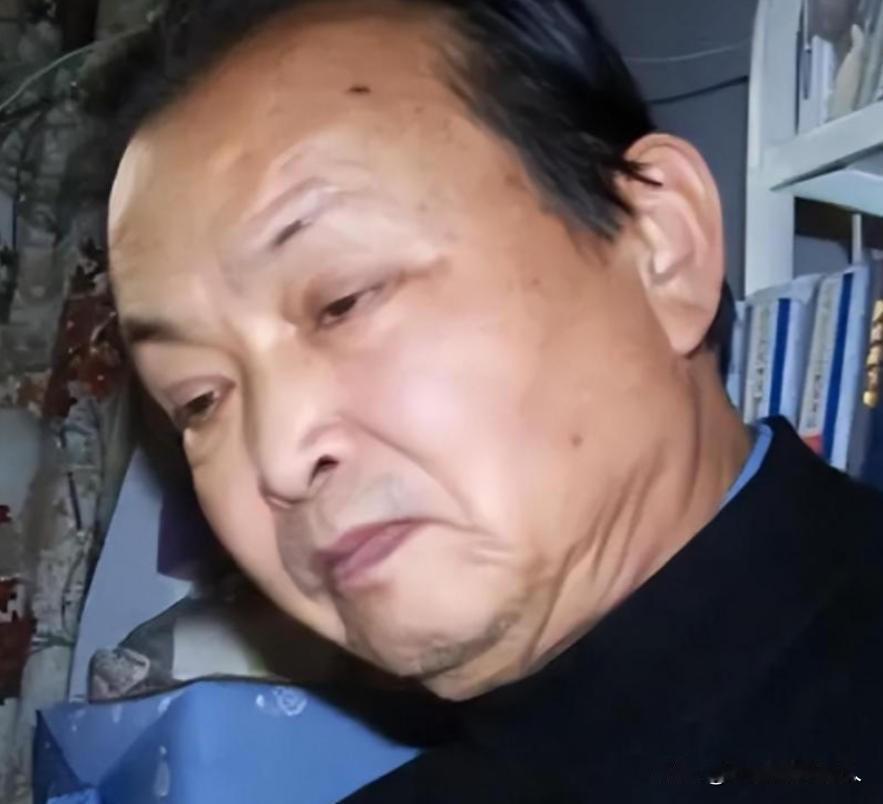 2004年12月，金三角贩毒集团的一名卧底警察在经过海关时突然被拦下，那人低声说