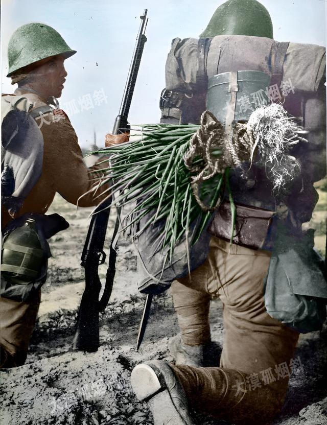 1938年，日军马上要向国军阵地发起冲锋，一个日军舍不得扔掉抢来的大葱，索性绑在