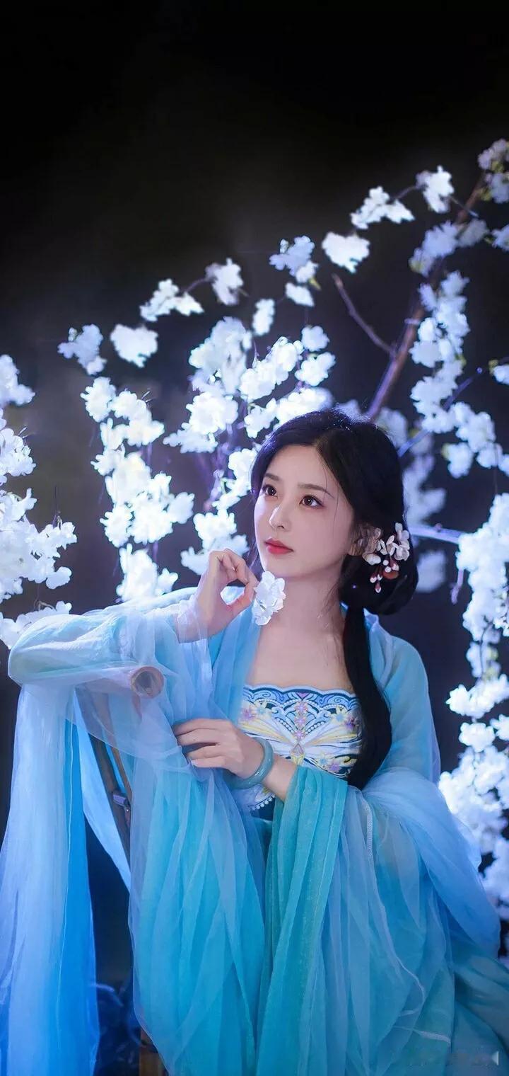 穿越时空的少女，梦回古代的唯美瞬间。🌸👗✨