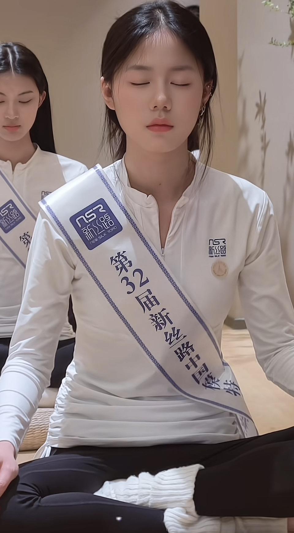 新丝路32届模特大赛选手静心冥想，专注提升内在气质。在大赛紧张的筹备氛围中，选手