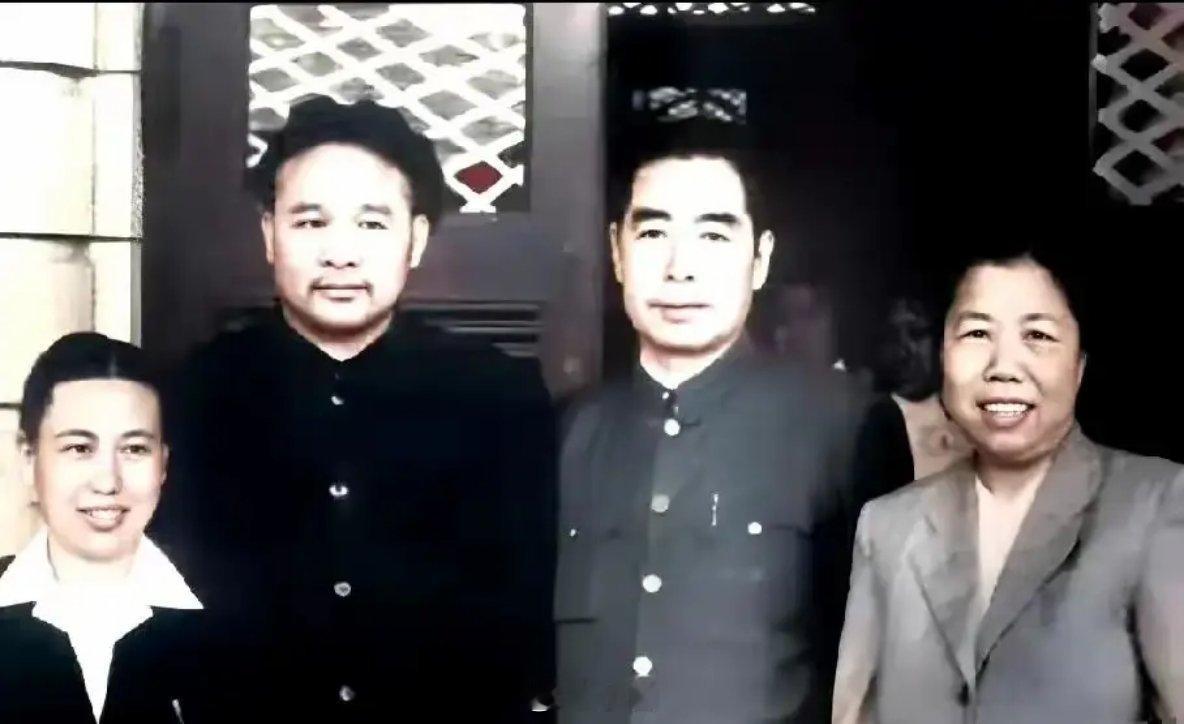 1951年，周恩来总理和邓颖超同志专程到大连看望正在养病的徐海东大将和他的夫人周