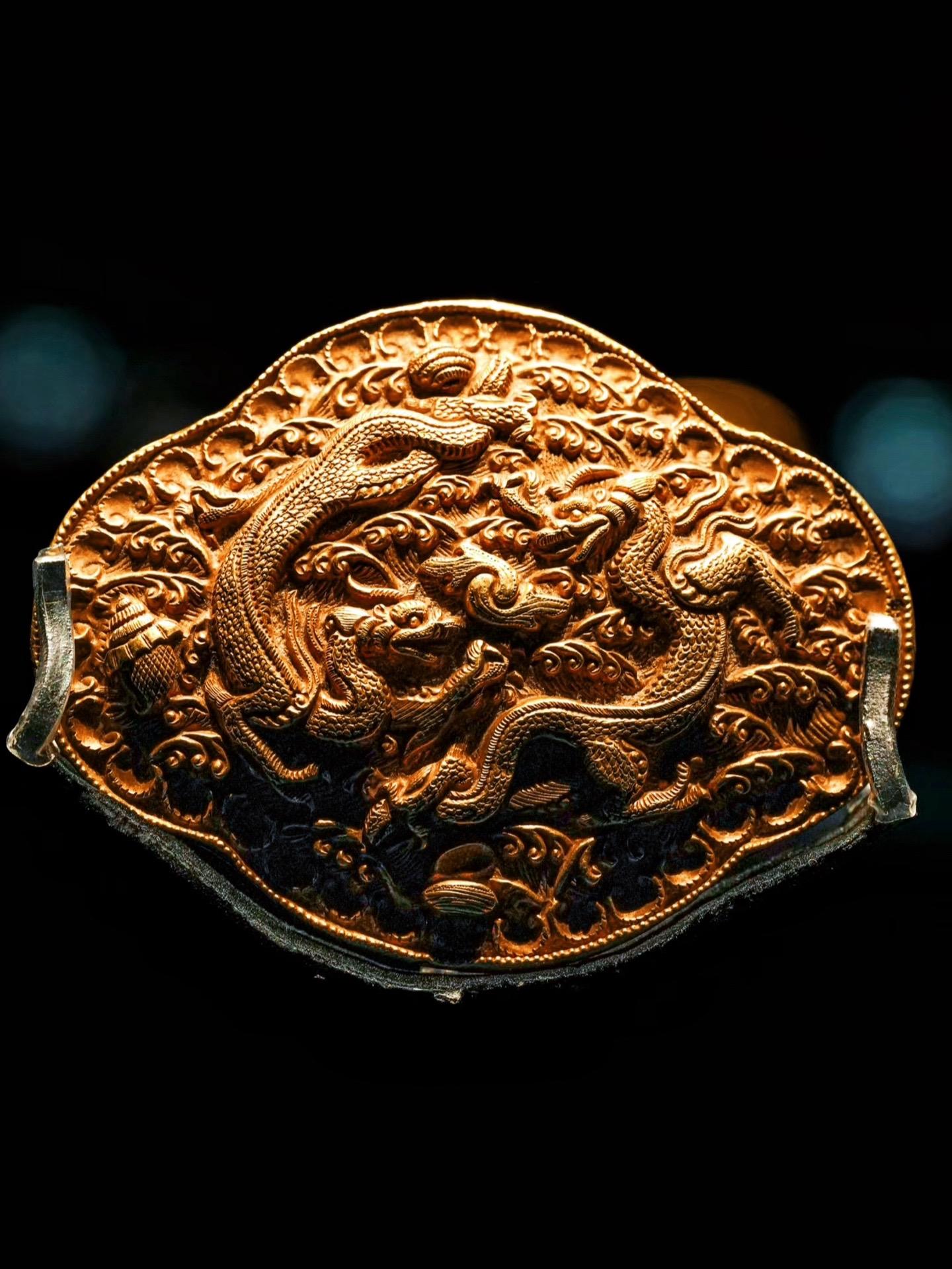 北宋· 剑环式双龙纹金饰。风萧萧兮易水寒，壮士一去兮不复还
探虎穴兮入蛟宫，仰天呼气兮成白虹
——先秦·佚名《渡易水歌/荆轲歌》 
这件金饰出土于河北省保定市易县高陌乡大北城村窖藏，易县文物保管所藏（poi打点都打不上的文保所……唉） 
正面双龙相对嬉戏
卷草般的波浪之间隐现螺贝
周边环以如意卷云纹、连珠纹
两侧各存小孔一对
背面裸露 
1986年易县发现一批北宋末年的窖藏
出土400余件文物埋于绿釉陶瓮内
以金银酒器、饰品为主，宋辽风格兼具 
易州有古易水：
荆卿西去不复返，易水东流无尽期 
北宋末年，这