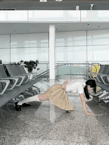 想要做出这样单臂俯卧撑的动作，第一要年轻，太小或者太老都不行。第二要坚持不懈的锻