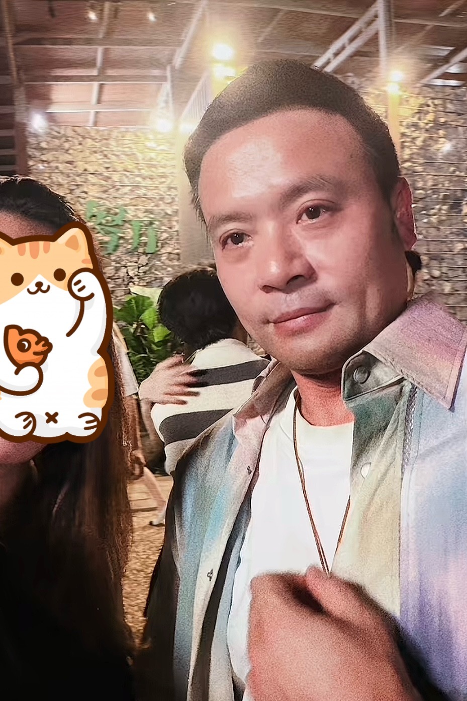在别人跟Linda的合照中发现某猫抱抱背影😆王俊凯 中餐厅10