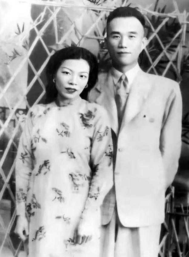 1950年侯宝林拿着新《婚姻法》的报纸，跟三个妻子说：“你们商量谁留下来做唯一的